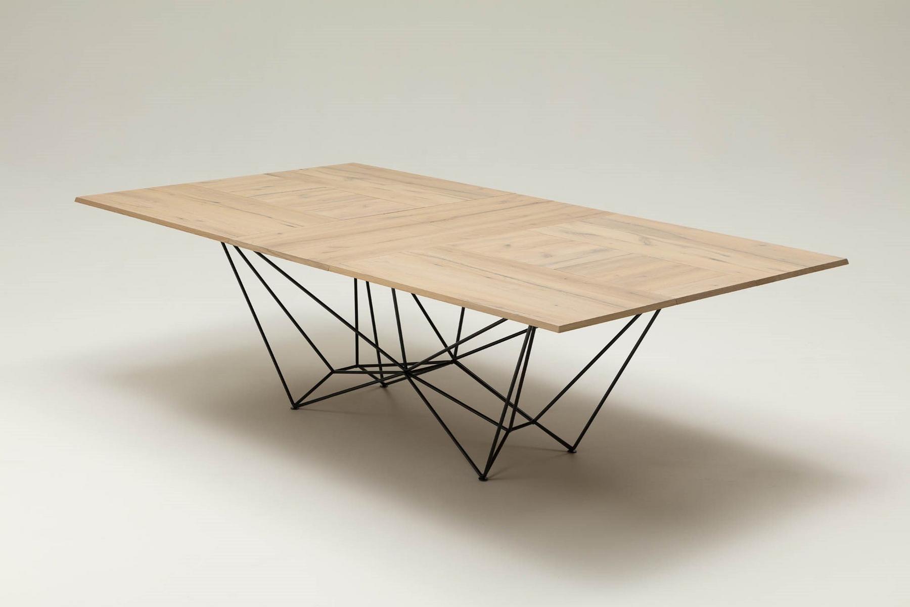 FIL8 Extending wooden table