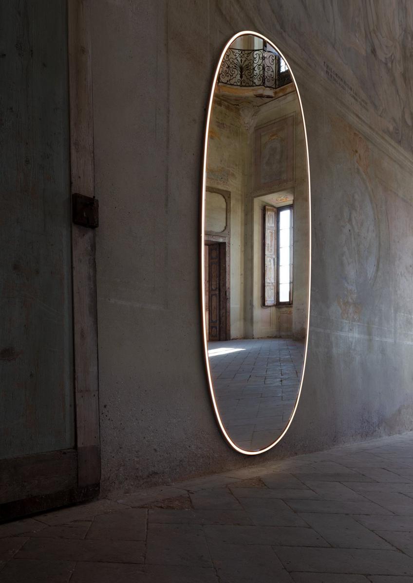 LA PLUS BELLE Oval wall-mounted mirror with integrated lighting