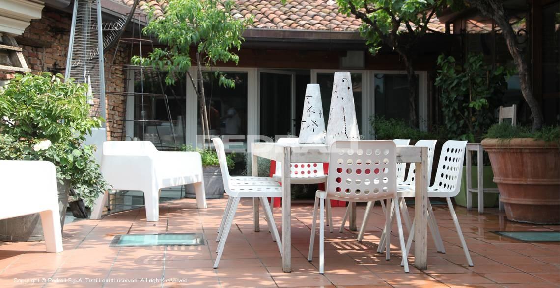 PLUS 630 Stackable polypropylene chair