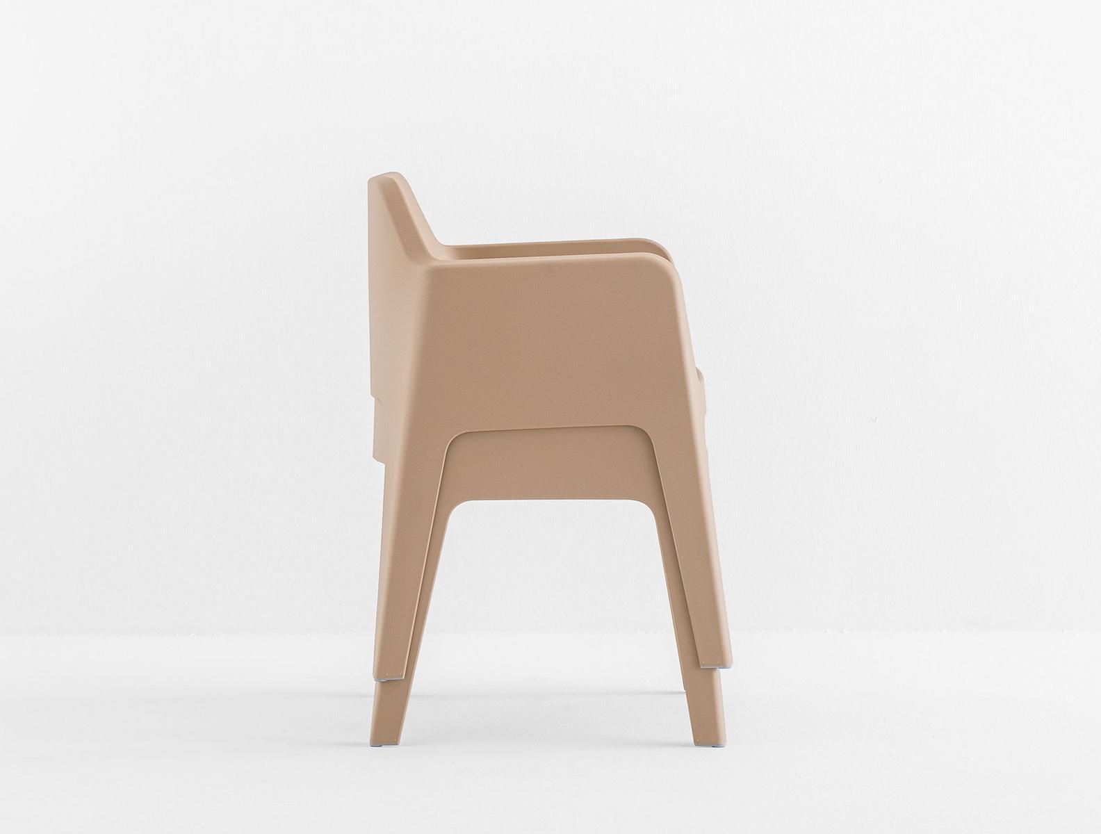 PLUS 630 Stackable polypropylene chair