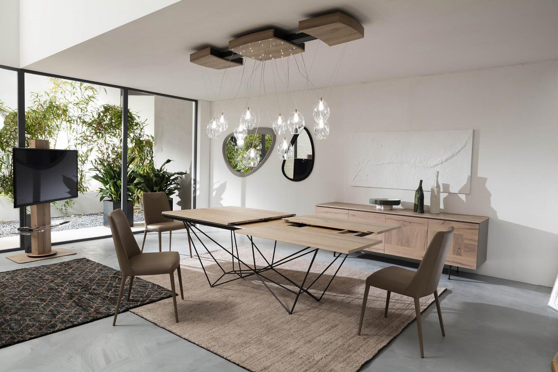 FIL8 Extending wooden table