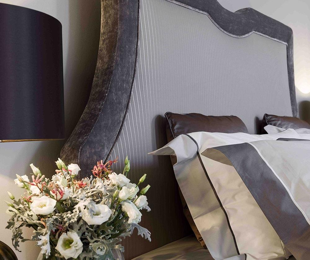 JOLO Lacquered bed with high headboard