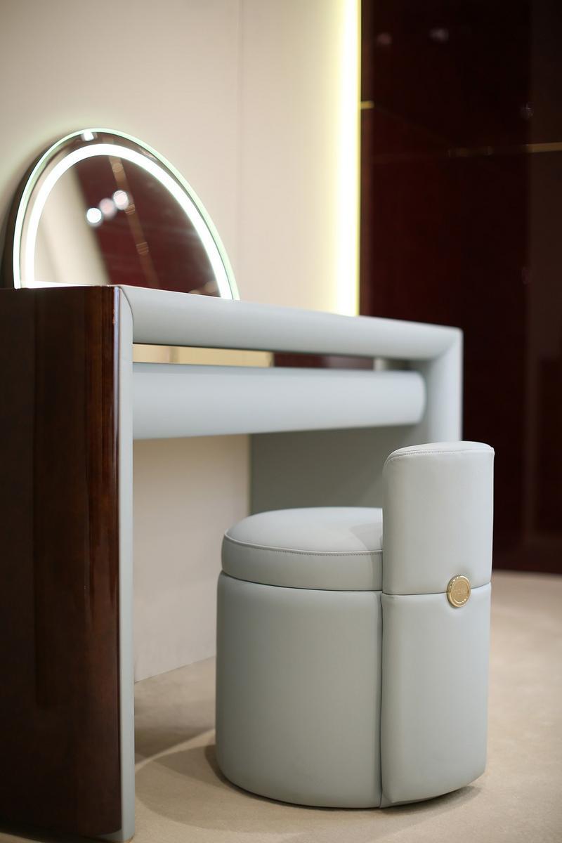 MADISON Upholstered round leather pouf