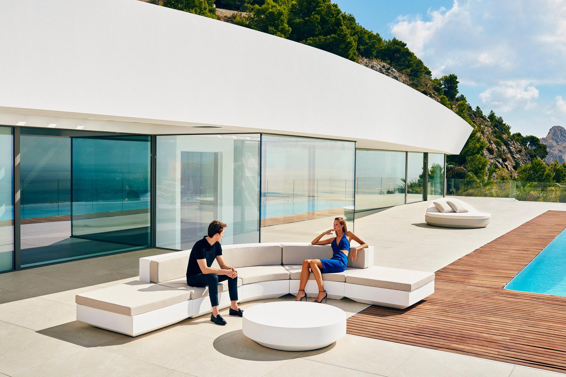 VELA Sectional curved polyethylene sofa