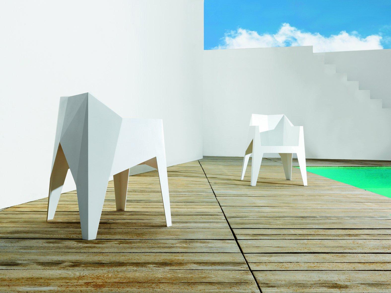 VOXEL Stackable garden chair with armrests