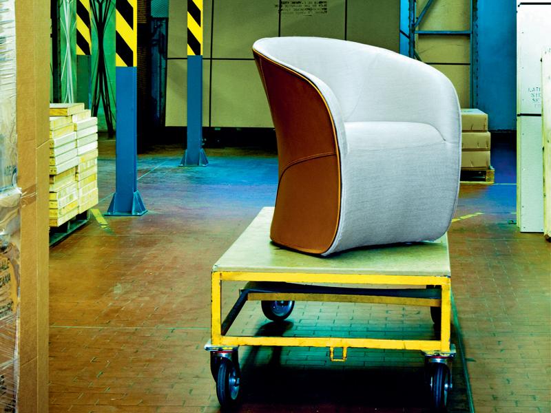 CALLA Upholstered easy chair with armrests