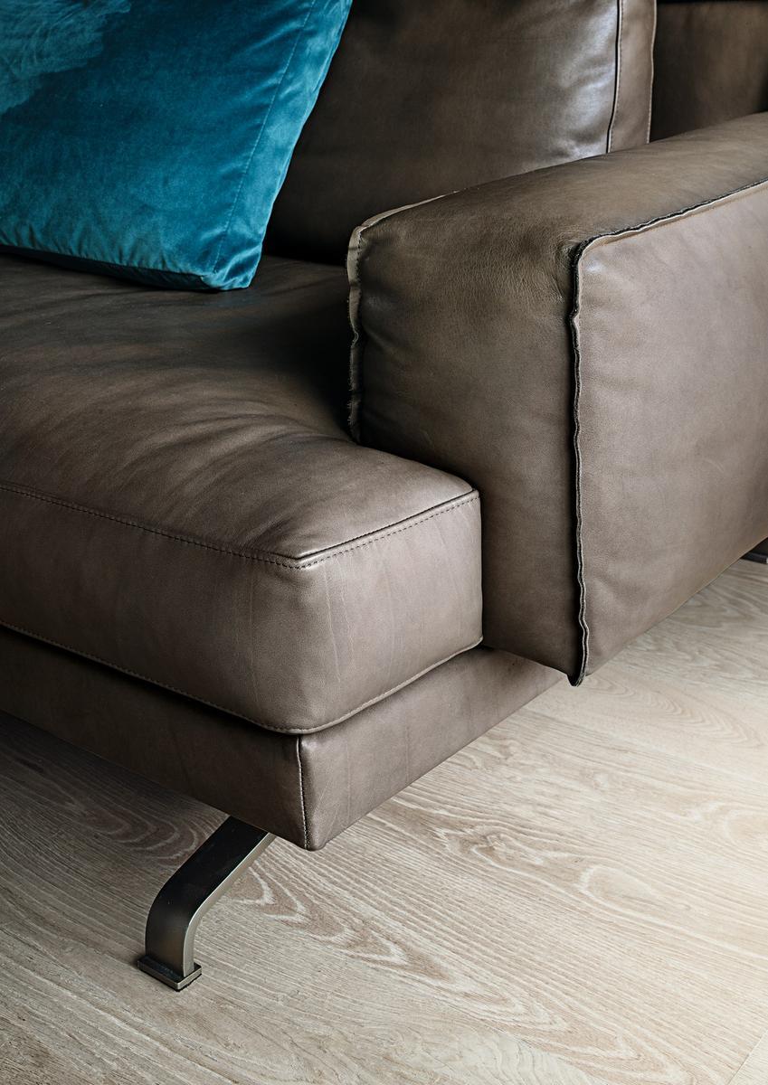 MUSTIQUE Leather sofa