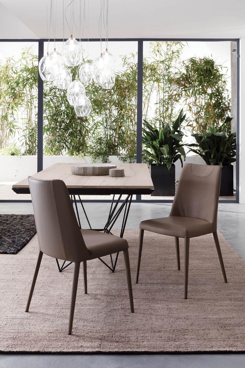 FIL8 Extending wooden table