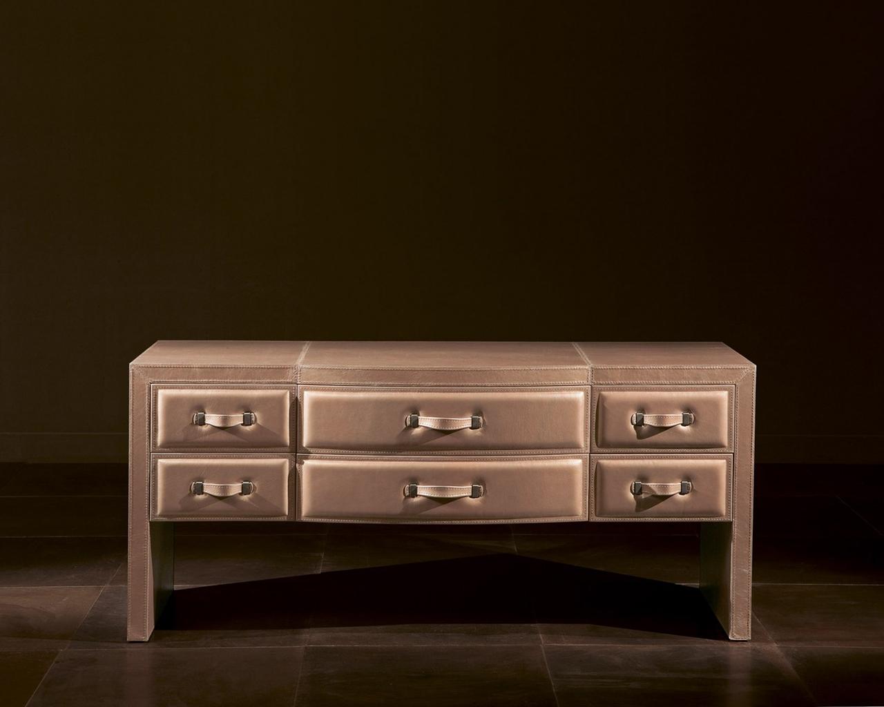 ZION Nabuk chest of drawers in a classic style