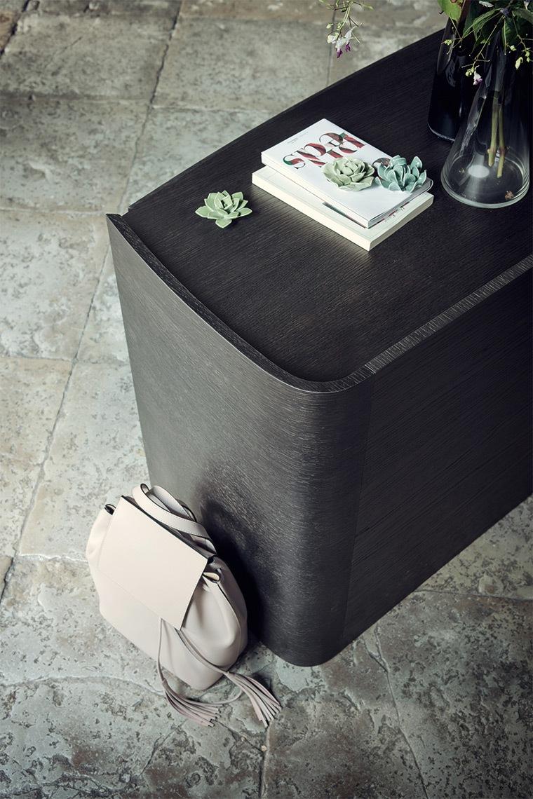 ADJ Rounded lacquered chest of drawers with integrated handles