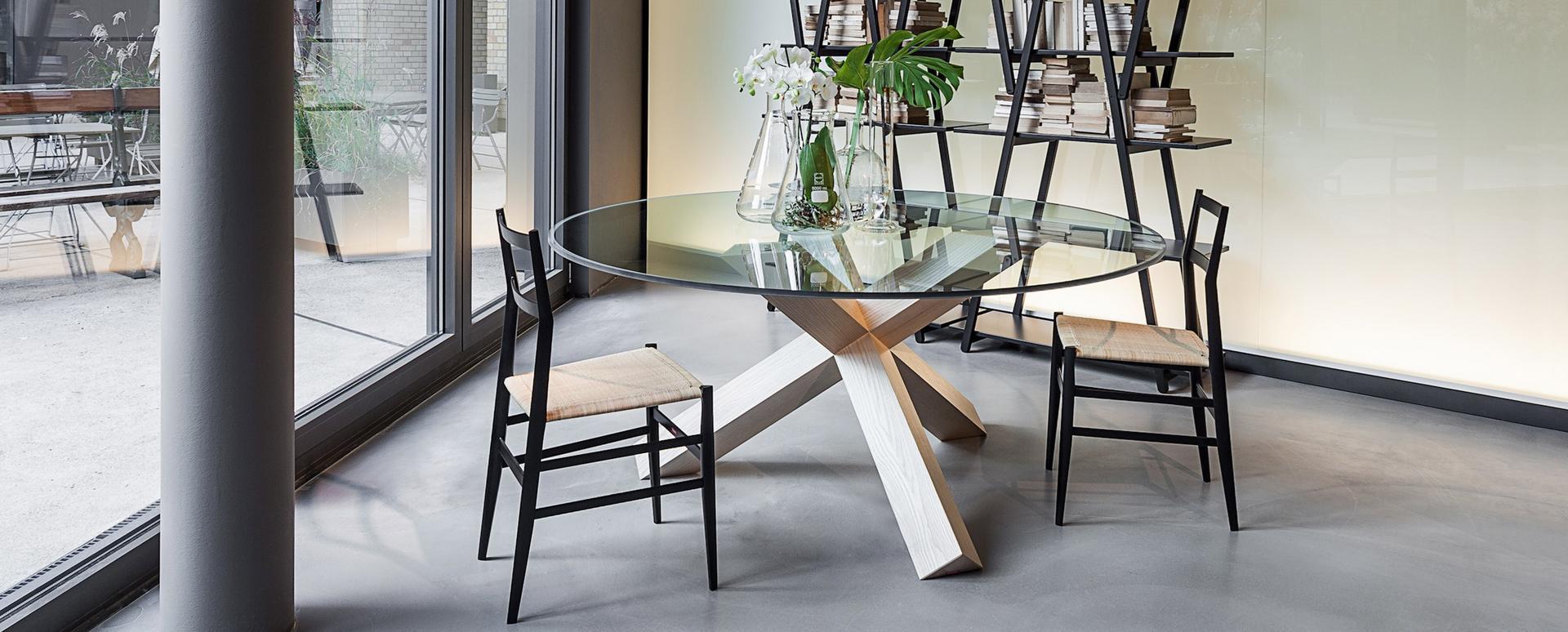 452 LA ROTONDA Table with solid wood base
