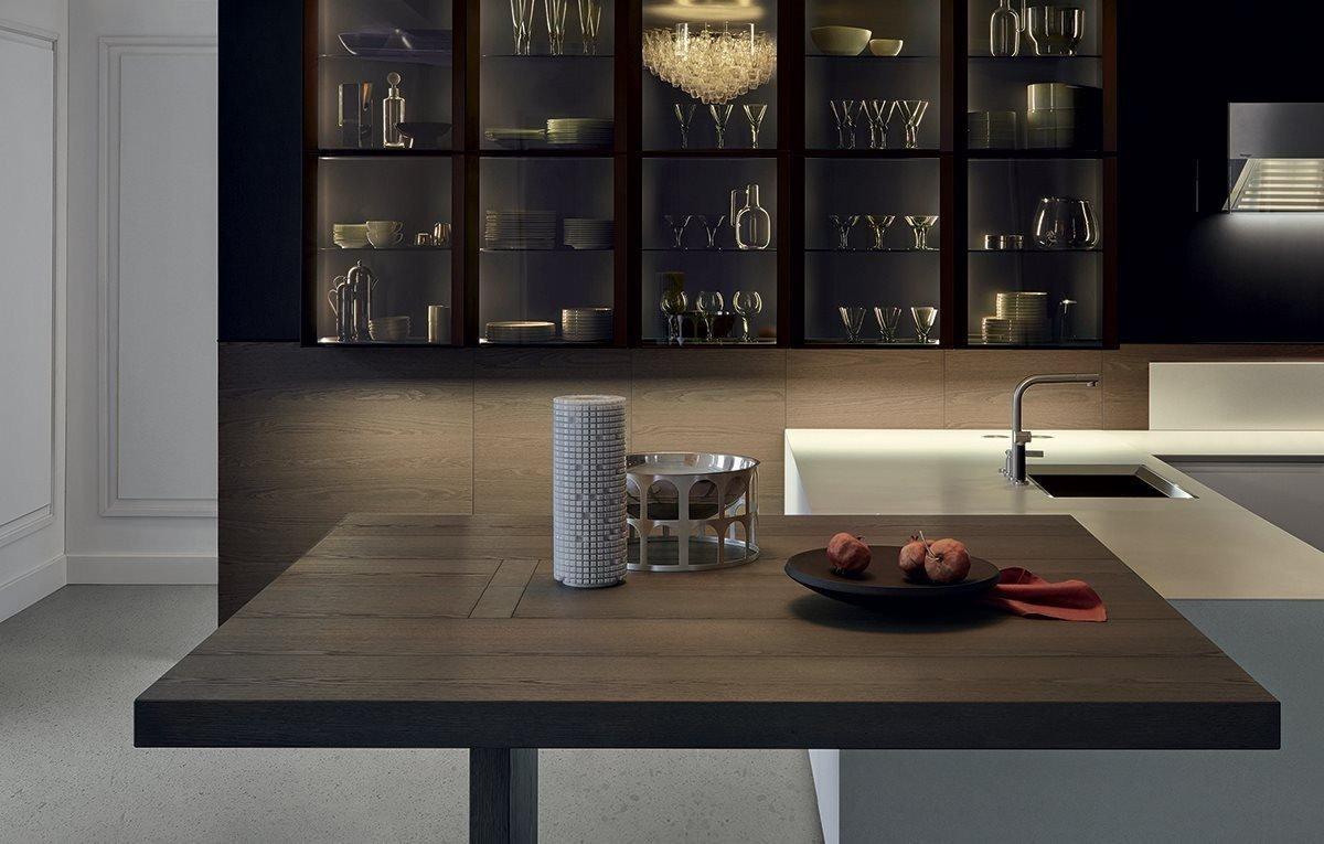 TRAIL Wood and glass fitted kitchen