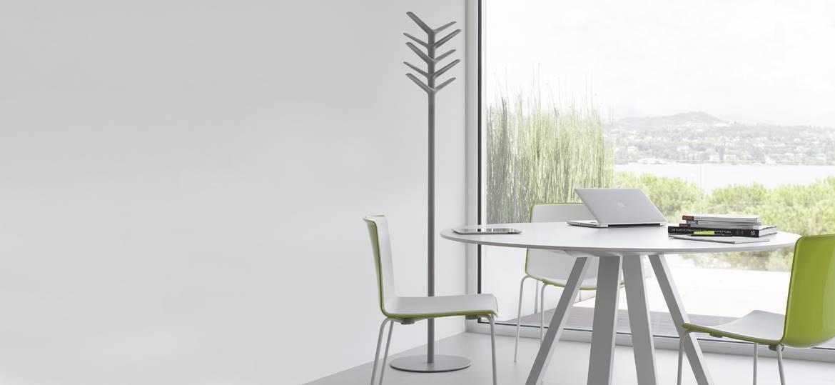 TWEET 895/2 Upholstered chair with armrests