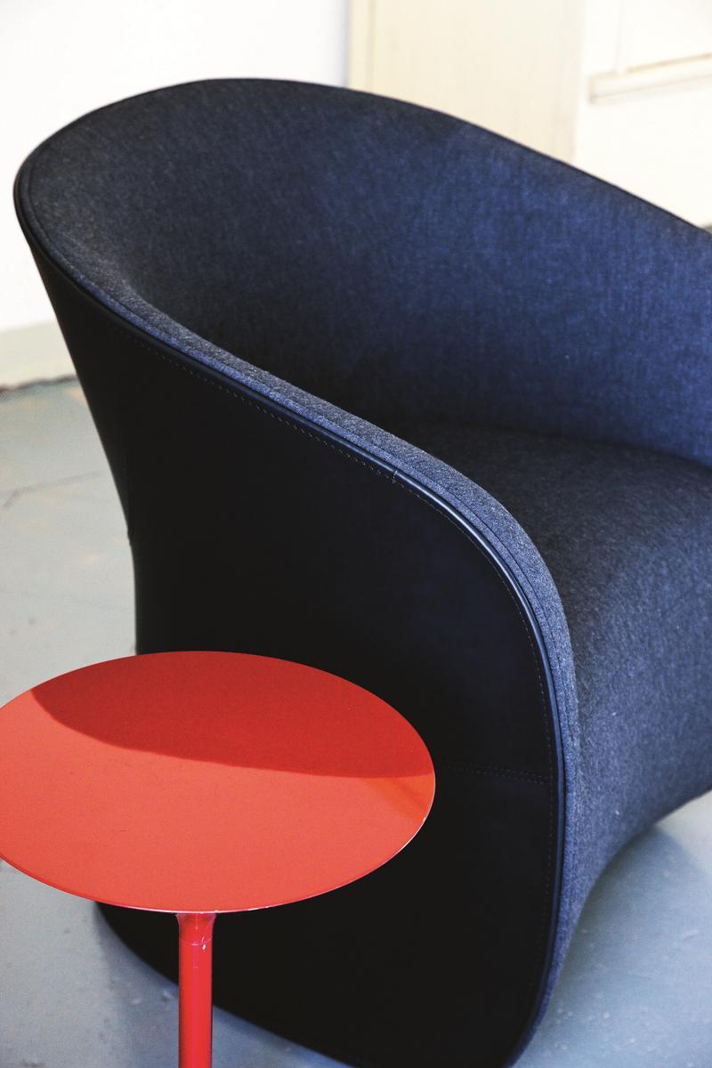 CALLA Upholstered easy chair with armrests