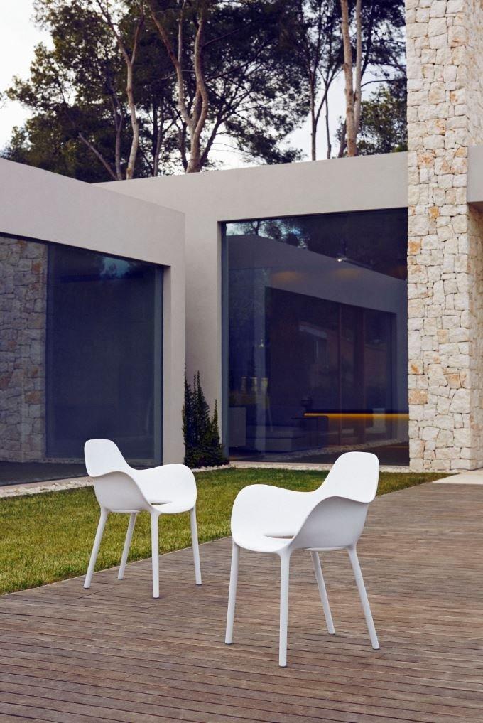 SABINAS Stackable polypropylene chair with armrests