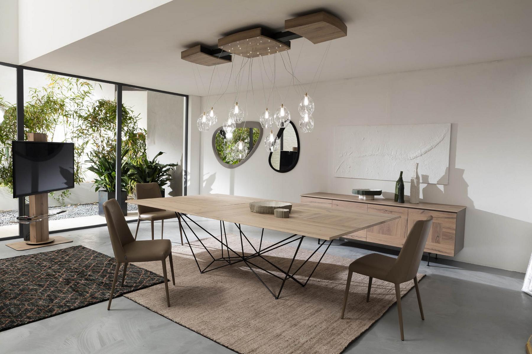 FIL8 Extending wooden table