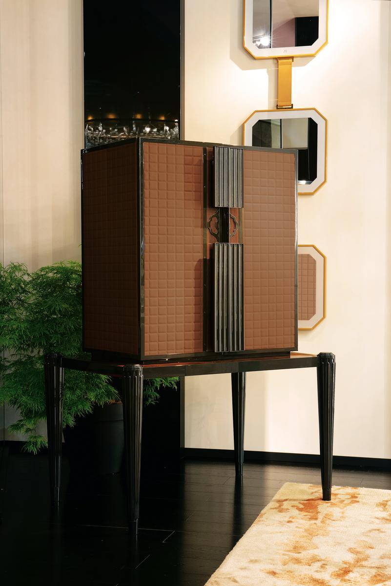 RICHELIEU Bar cabinet covered in nabuk with integrated lighting