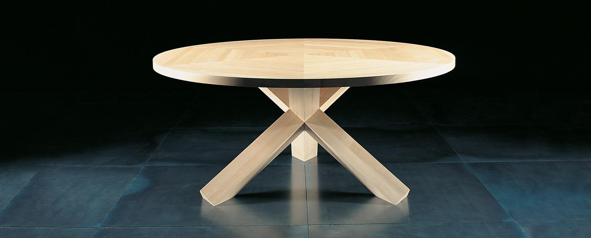 452 LA ROTONDA Table with solid wood base