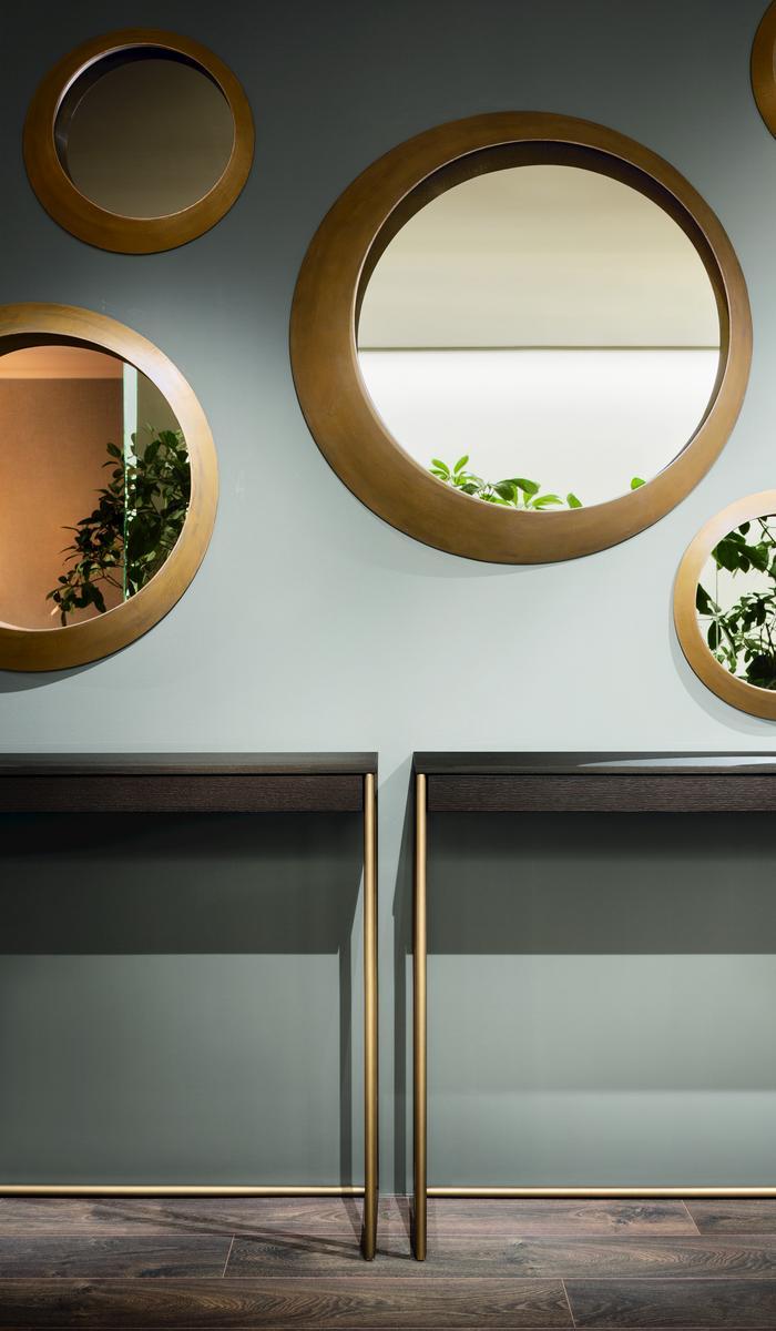 OCULUS Freestanding round framed mirror