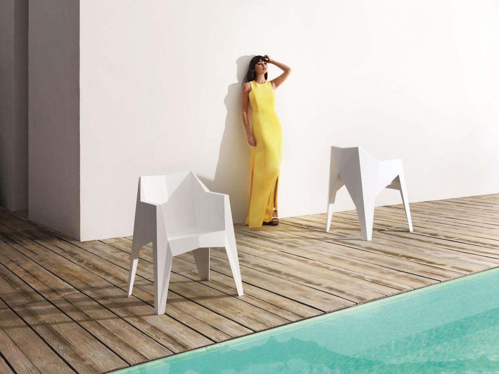 VOXEL Stackable garden chair with armrests