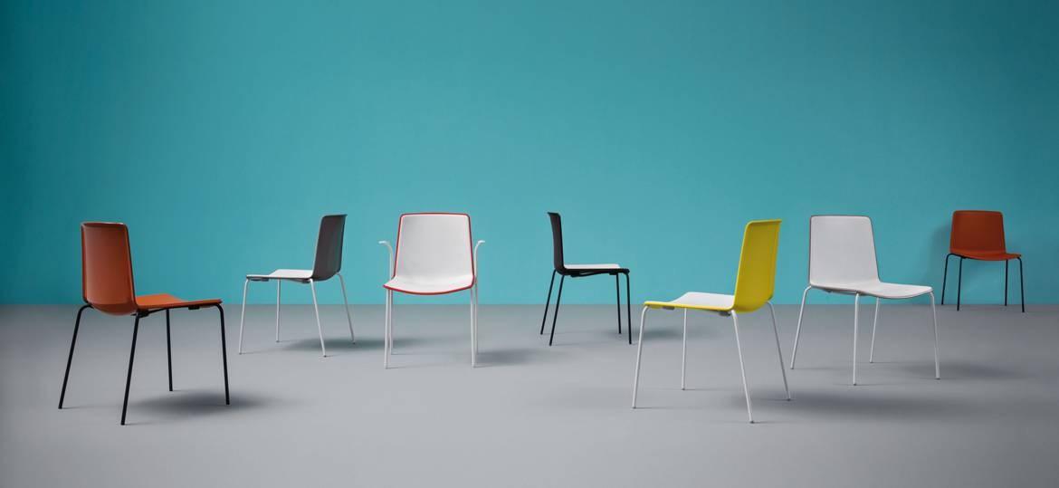 TWEET 895/2 Upholstered chair with armrests