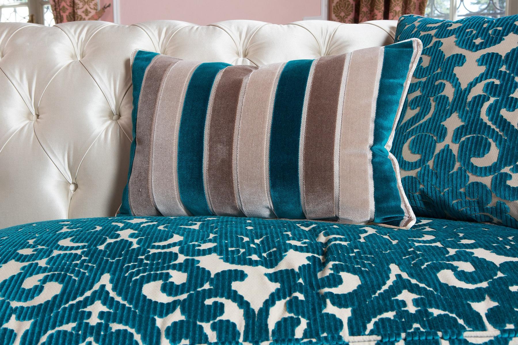 DESDEMONA CHIC Chesterfield style tufted sofa