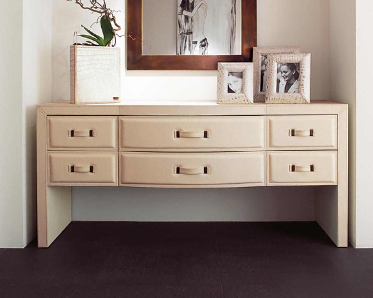 ZION Nabuk chest of drawers in a classic style