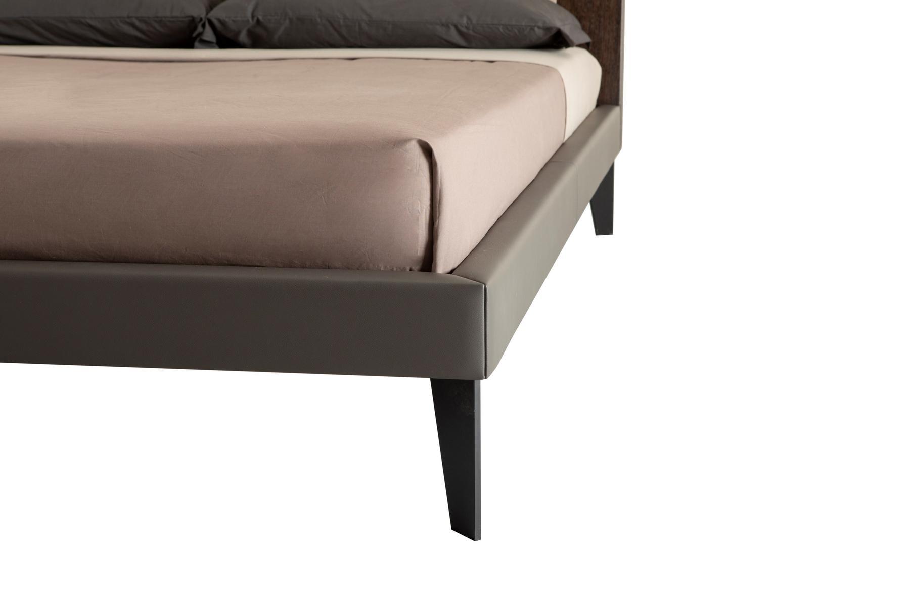 RANDOM Double bed in solid wood and leather