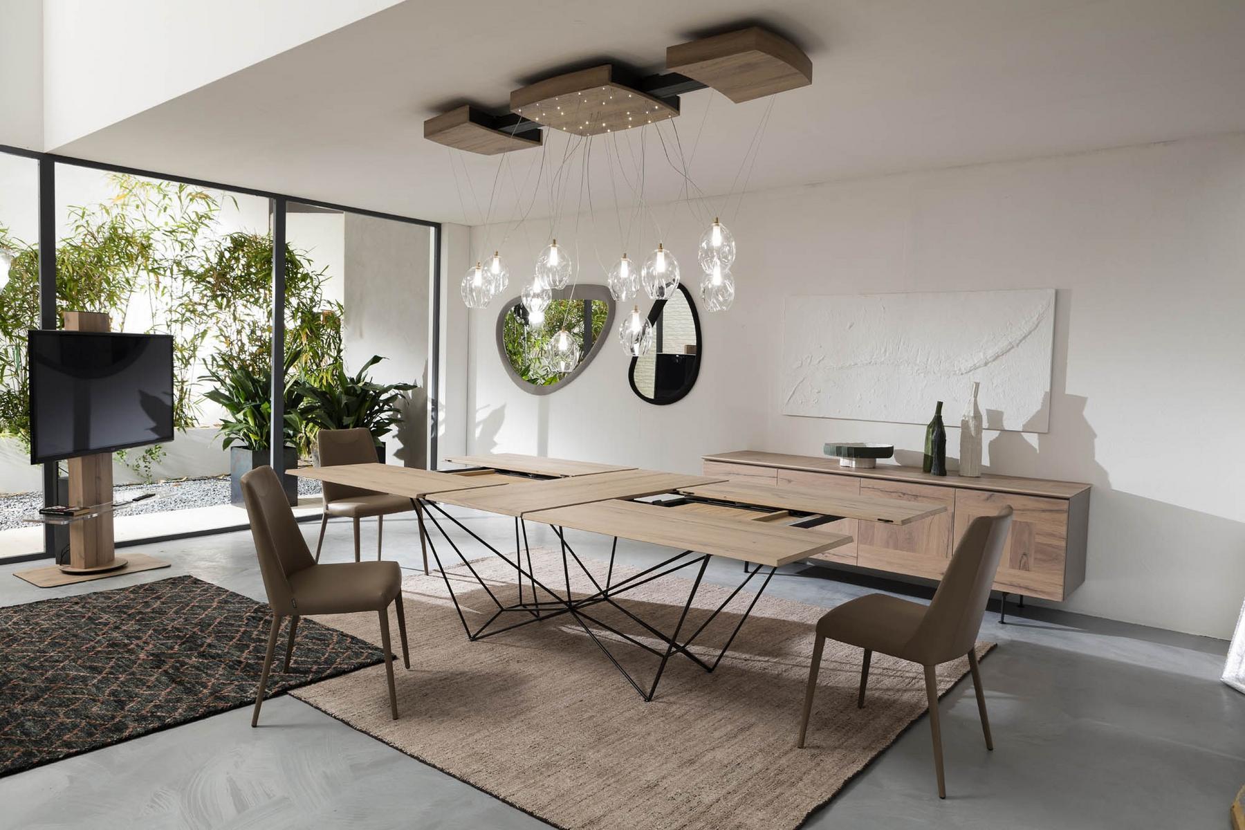 FIL8 Extending wooden table