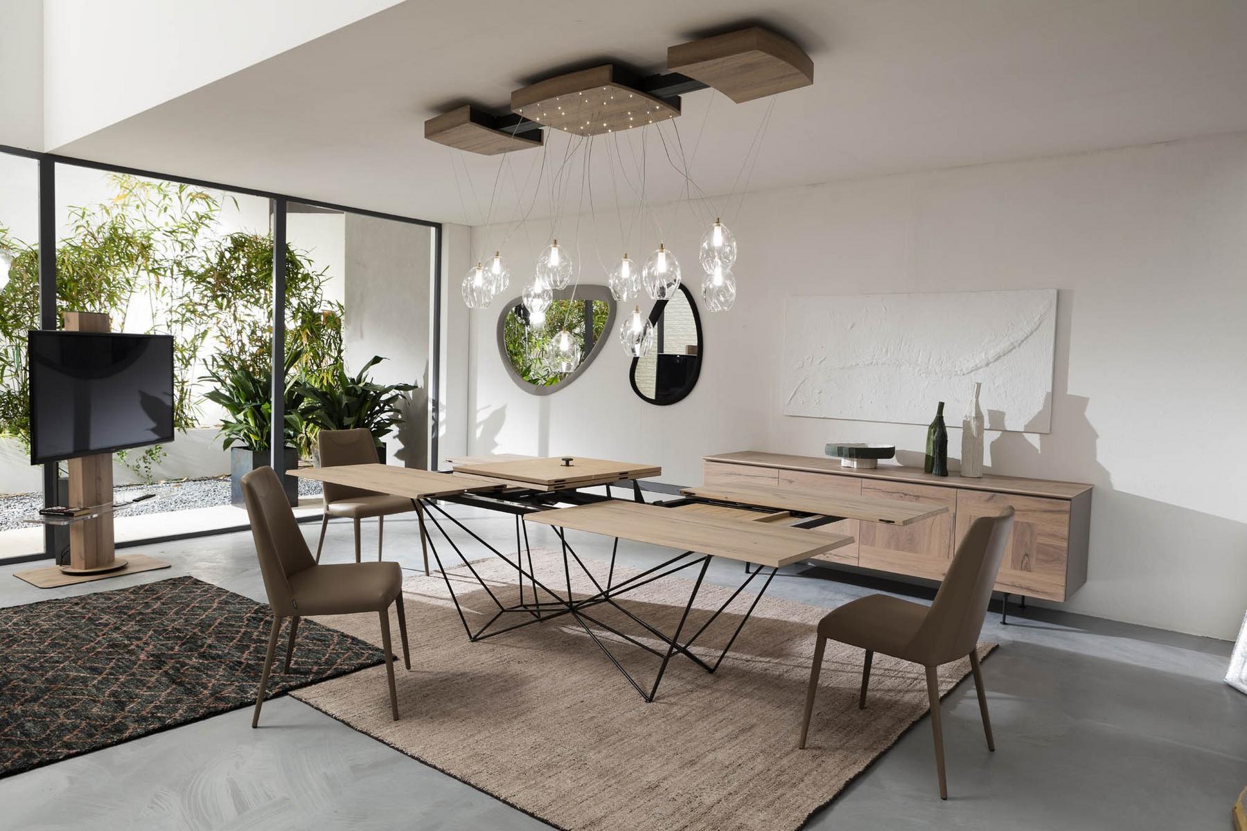 FIL8 Extending wooden table