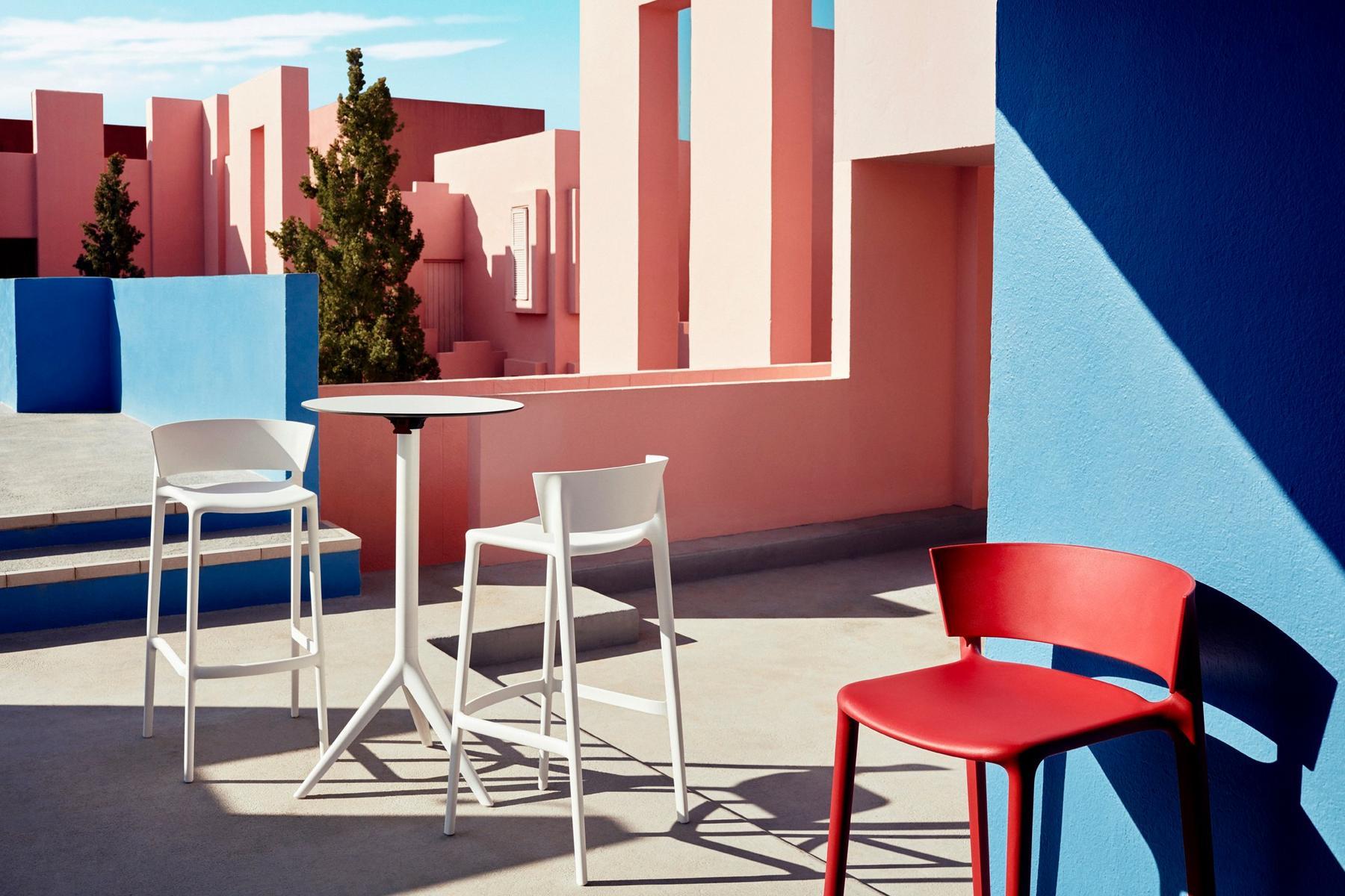 AFRICA Polypropylene barstool with footrest