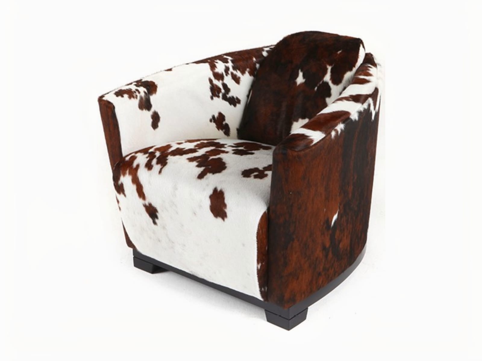 HOTEL The ‘Hotel’ armchair offers timeless design, celebrating 25 years with new versatile pieces, embodying Calia Italia’s renowned style and character.