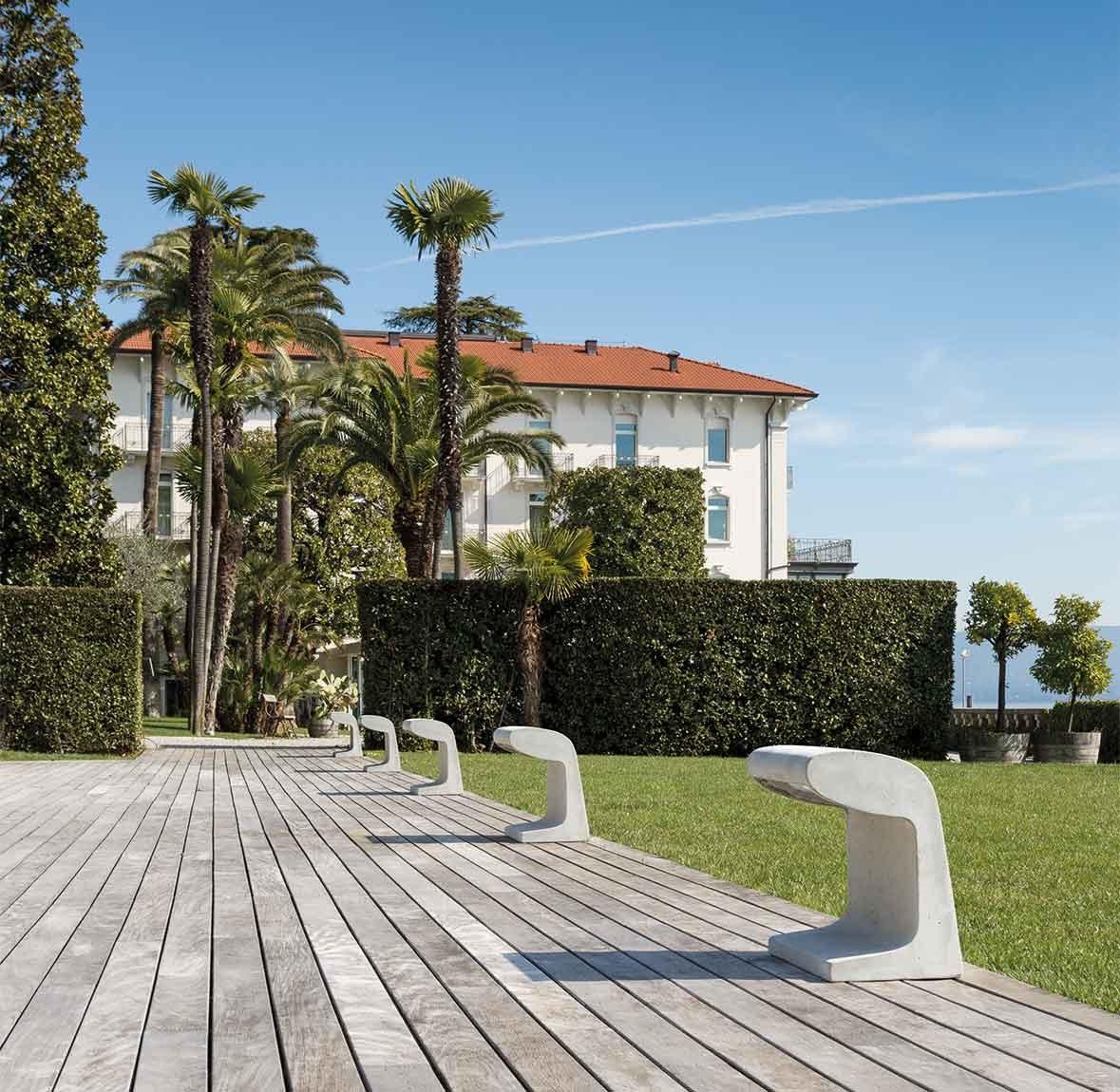 BORNE BÉTON GRANDE LED cement floor lamp