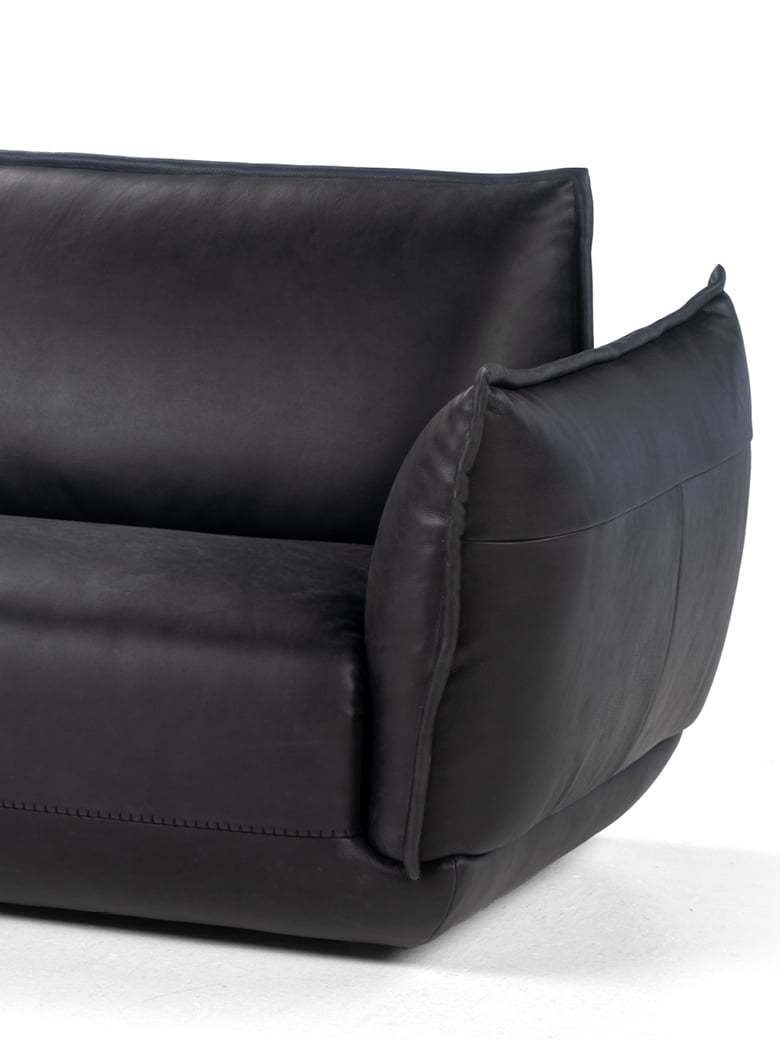 L'ECLAIR The Éclair sofa features an innovative design with sculptural volumes, decorative stitching, and comfortable seating, available in various sizes for modern and attractive interiors.