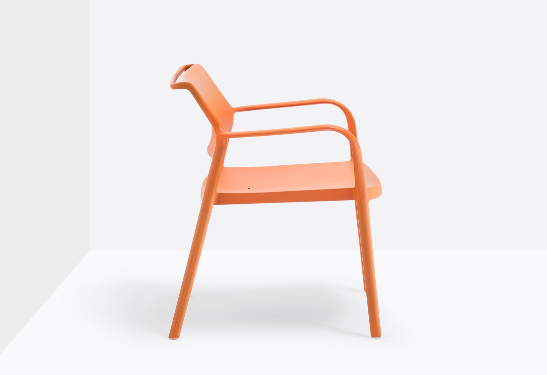 ARA 316 Stackable polypropylene easy chair with armrests