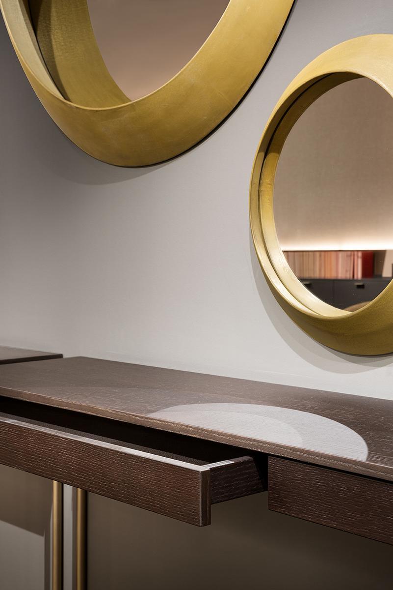 OCULUS Freestanding round framed mirror