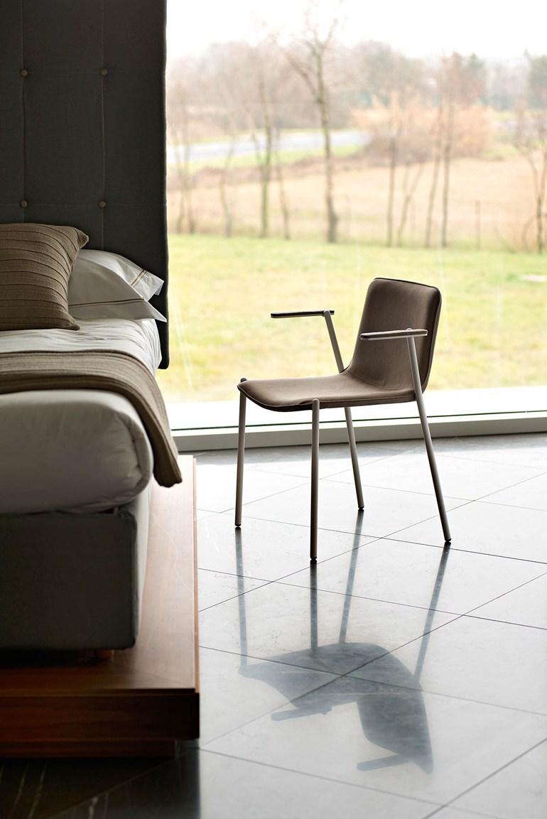 TRAMPOLIERE P IN Upholstered chair with armrests
