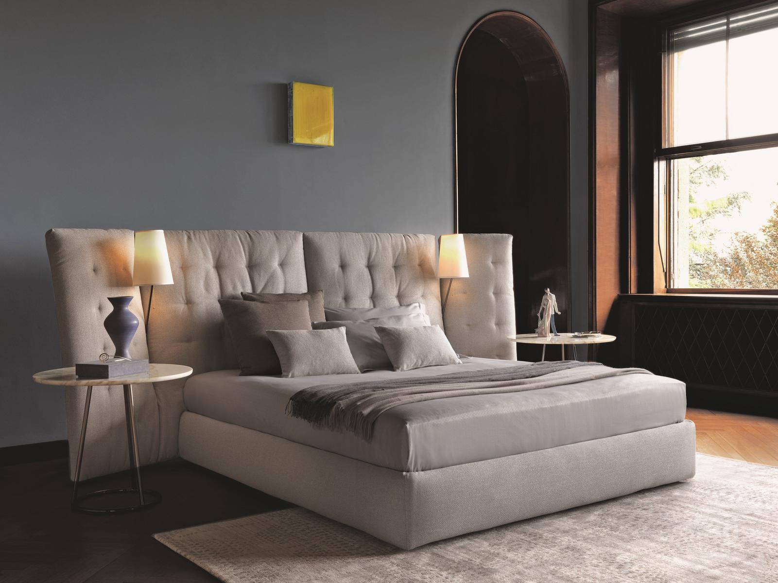 ANGLE PARAVENTO Bed with high headboard