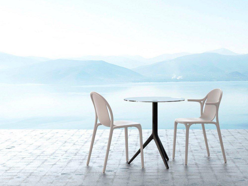 BROOKLYN Stackable garden chair with armrests