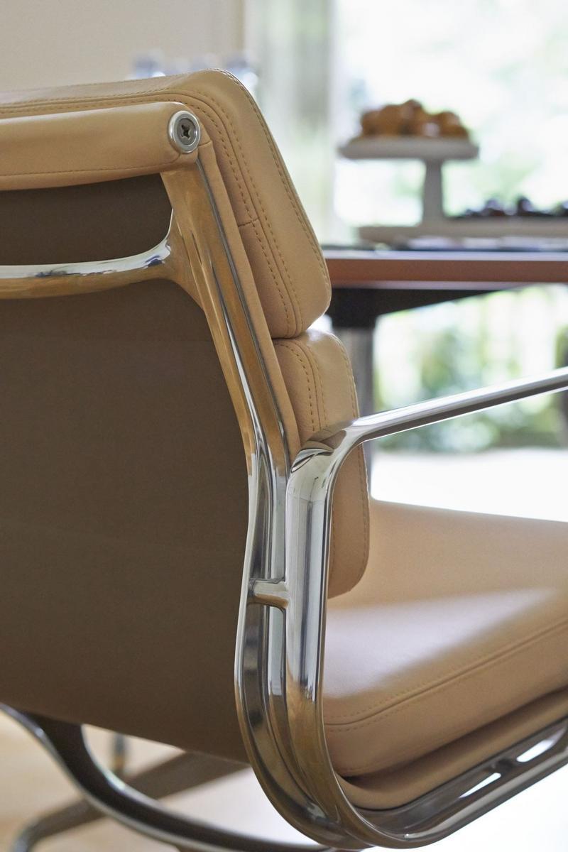 EA 216 Swivel leather chair with 4-spoke base with armrests