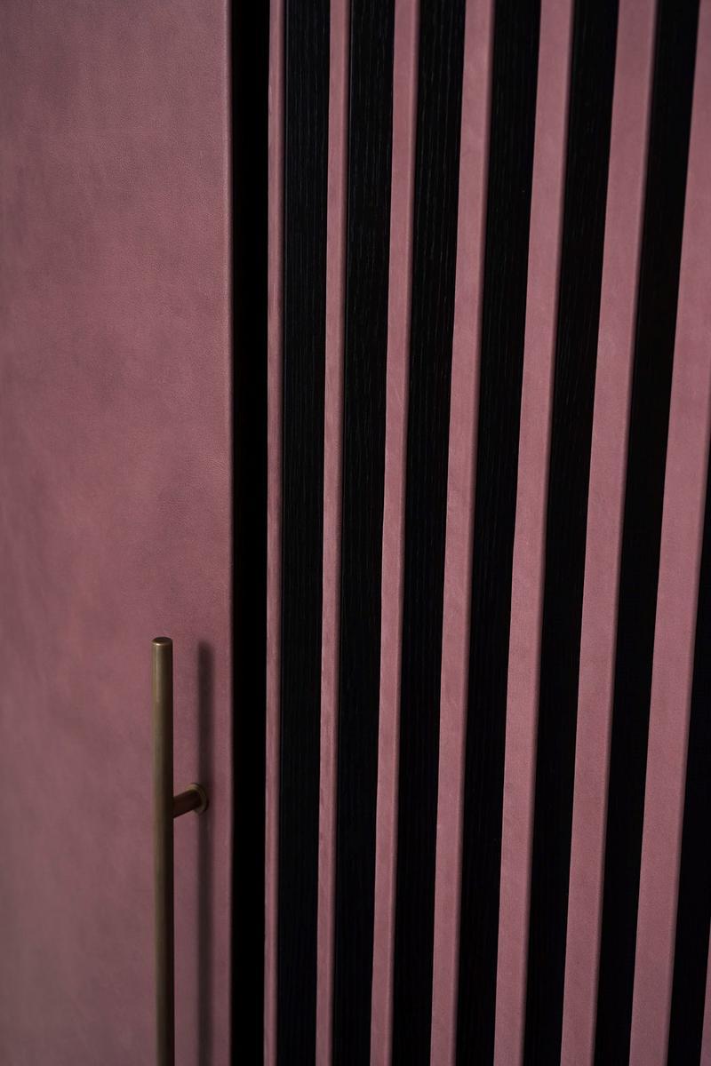PLISSÉ Leather bar cabinet with integrated lighting