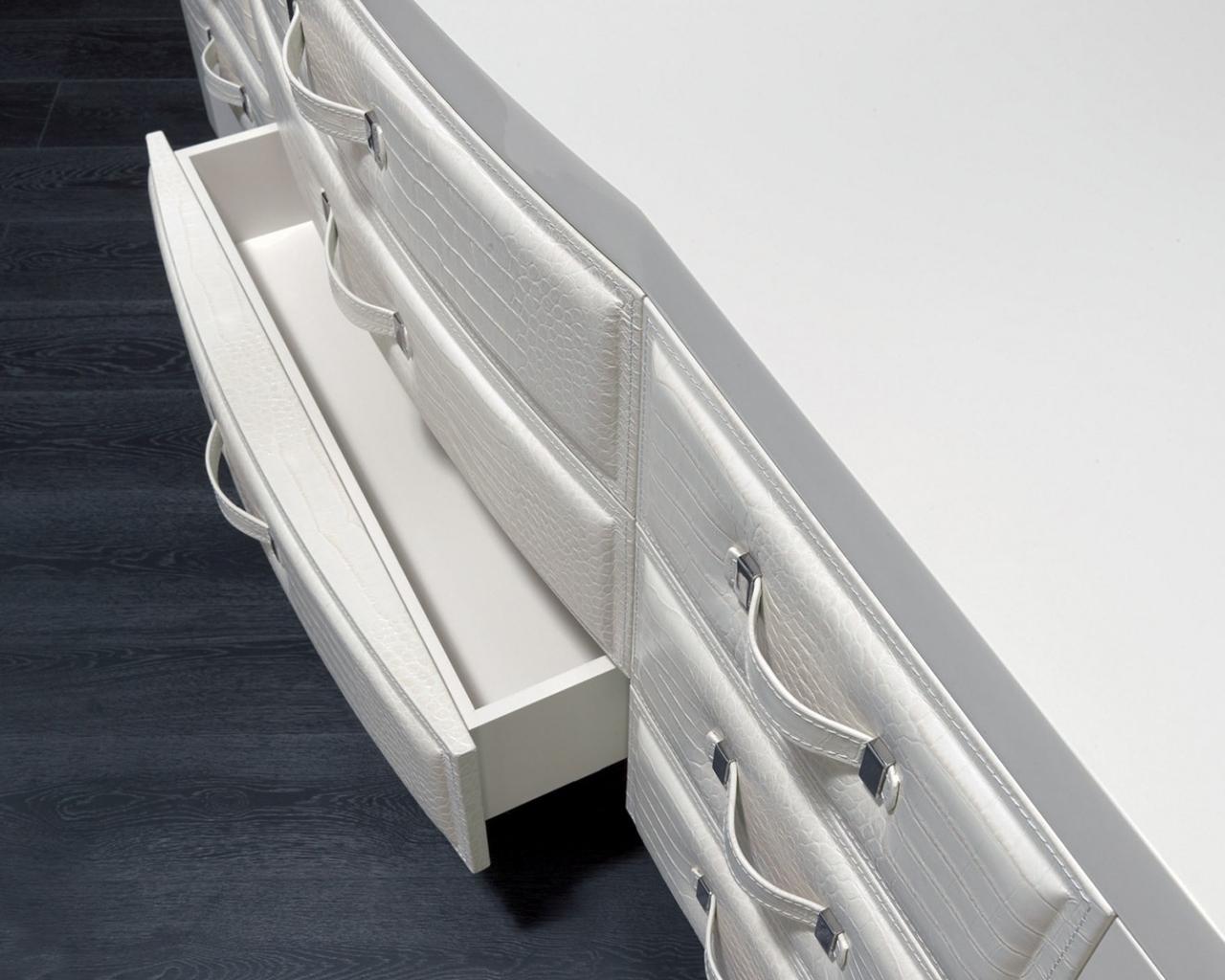 ZION Nabuk chest of drawers in a classic style