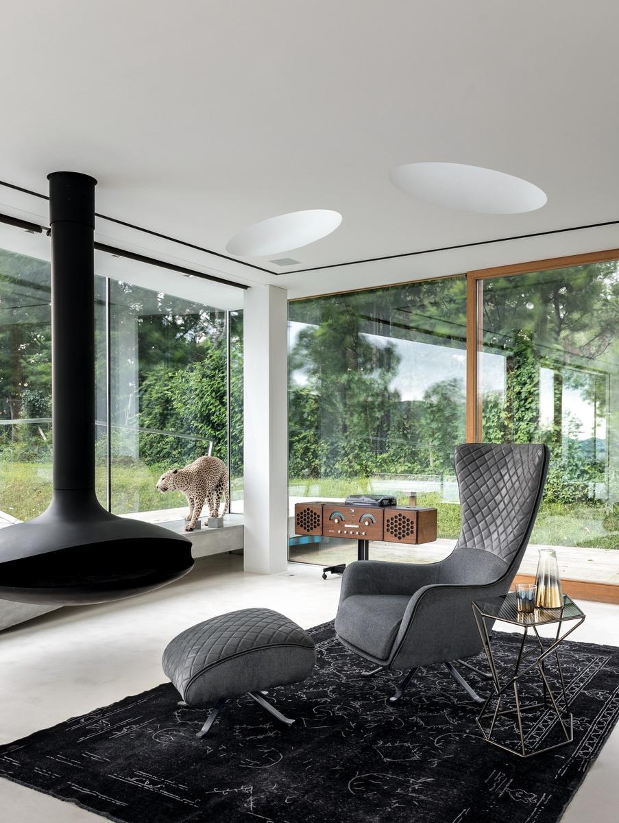 SIN SEATY High-back leather armchair