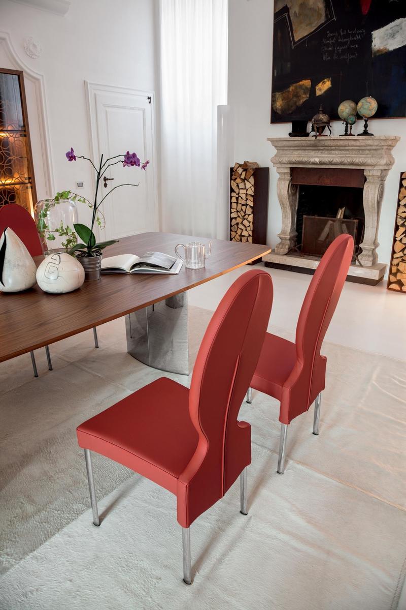 VIVIENNE Medallion upholstered leather chair