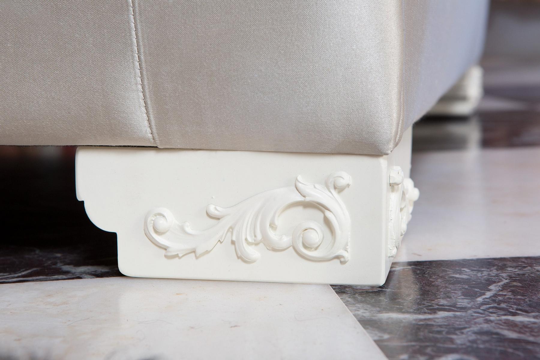 DESDEMONA CHIC Chesterfield style tufted sofa