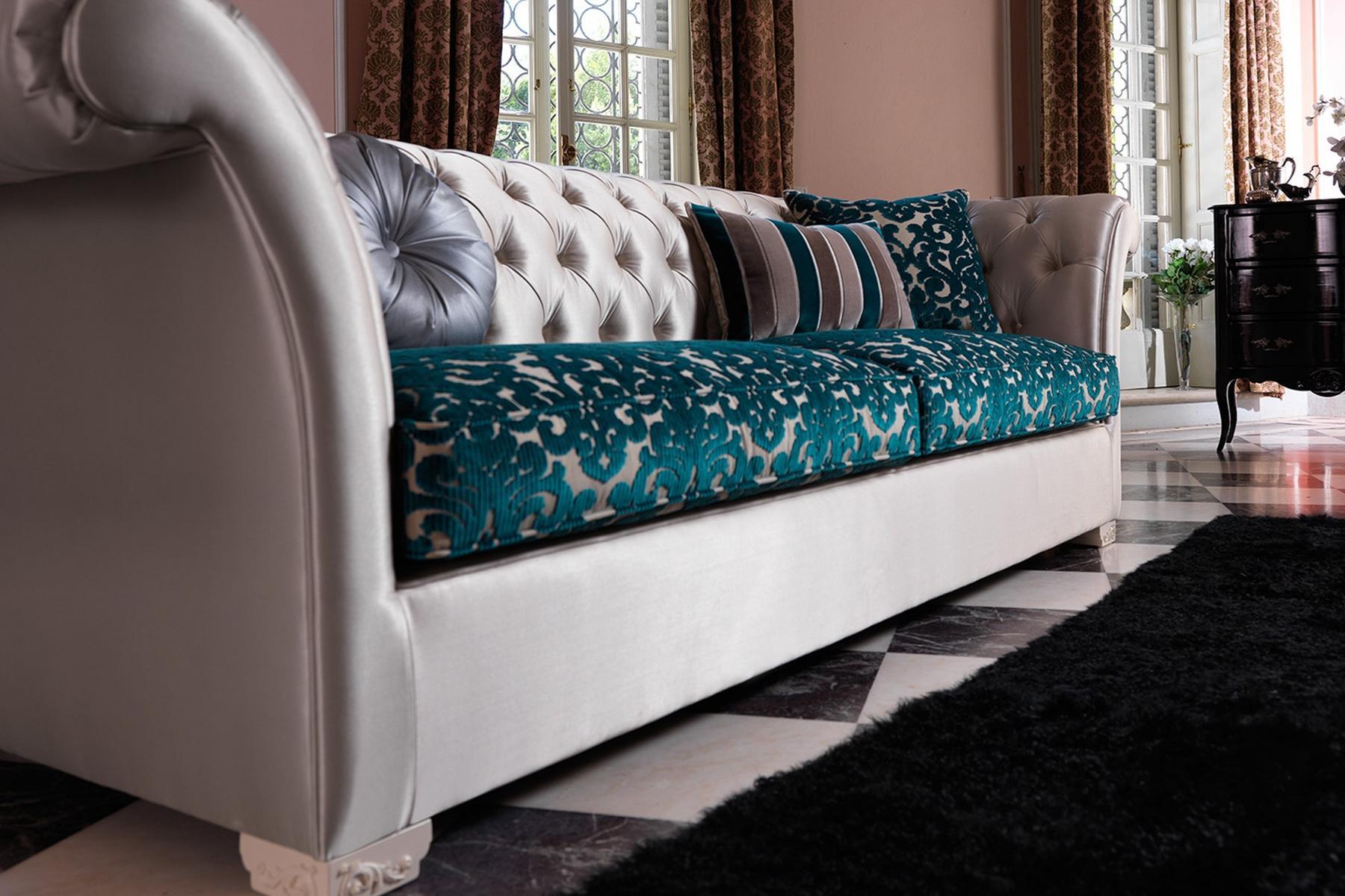 DESDEMONA CHIC Chesterfield style tufted sofa