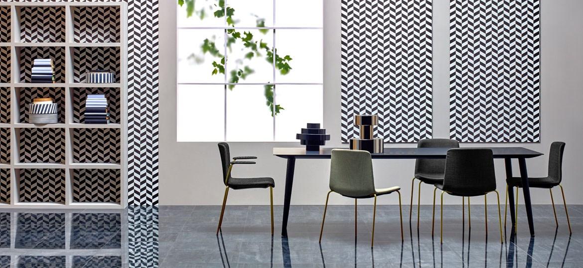 TWEET 895/2 Upholstered chair with armrests