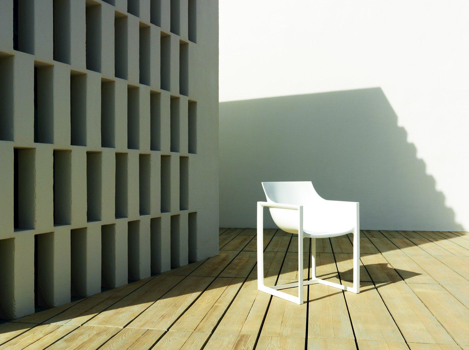 WALL STREET Sled base garden chair with armrests