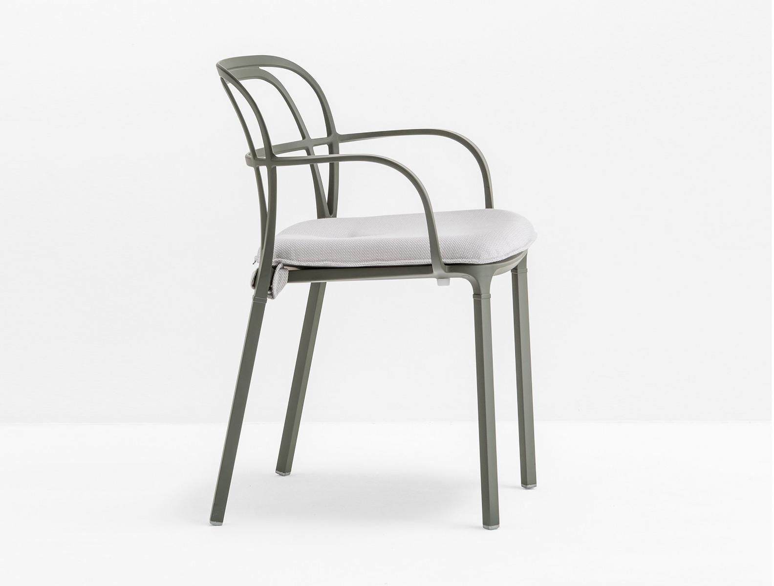 INTRIGO 3715 Die cast aluminium chair with armrests