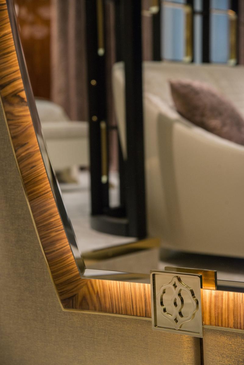 ETIENNE Wall mirror with frame and integrated lighting